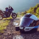 une moto et un casque dans la nature