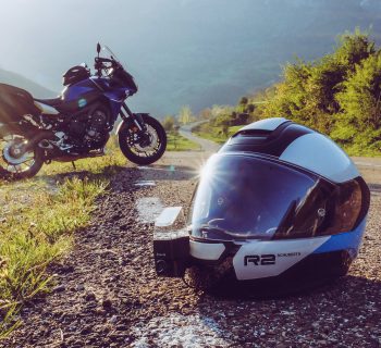 une moto et un casque dans la nature
