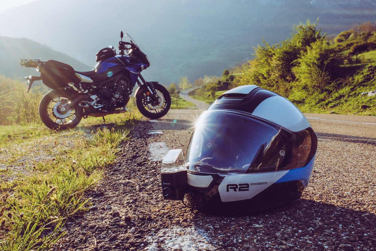 une moto et un casque dans la nature