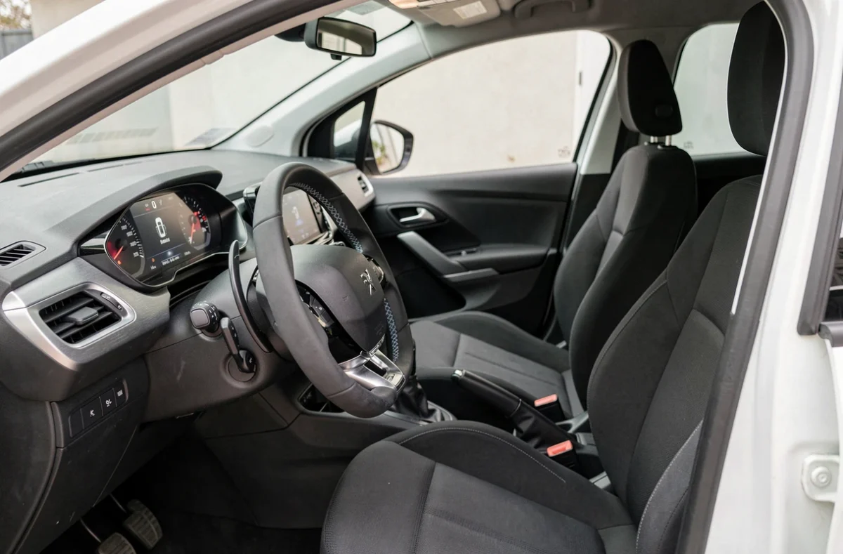 Intérieur de la Peugeot 208 avec le i-Cockpit et le tableau de bord numérique en gros plan