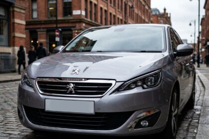 Avant de Peugeot 308 rénové avec nouvelle calandre chromée et bouclier avant propre dans un environnement urbain
